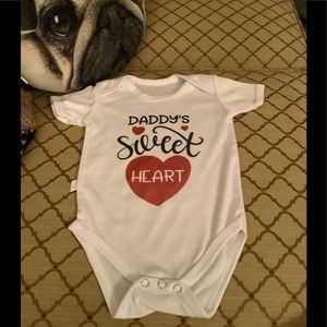 Onesie White and Black 6 to 9 months Daddys sweetheart red heart.